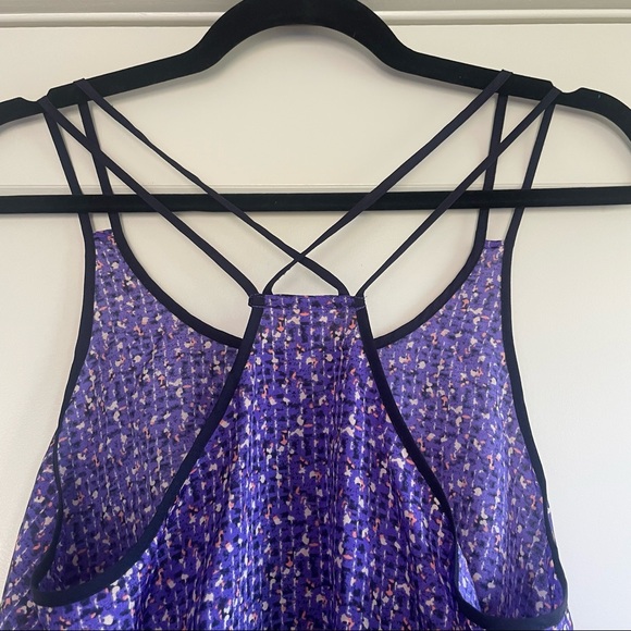 H8 I Printed Sleeveless Top with Cross Back Detail - Picture 6 of 7